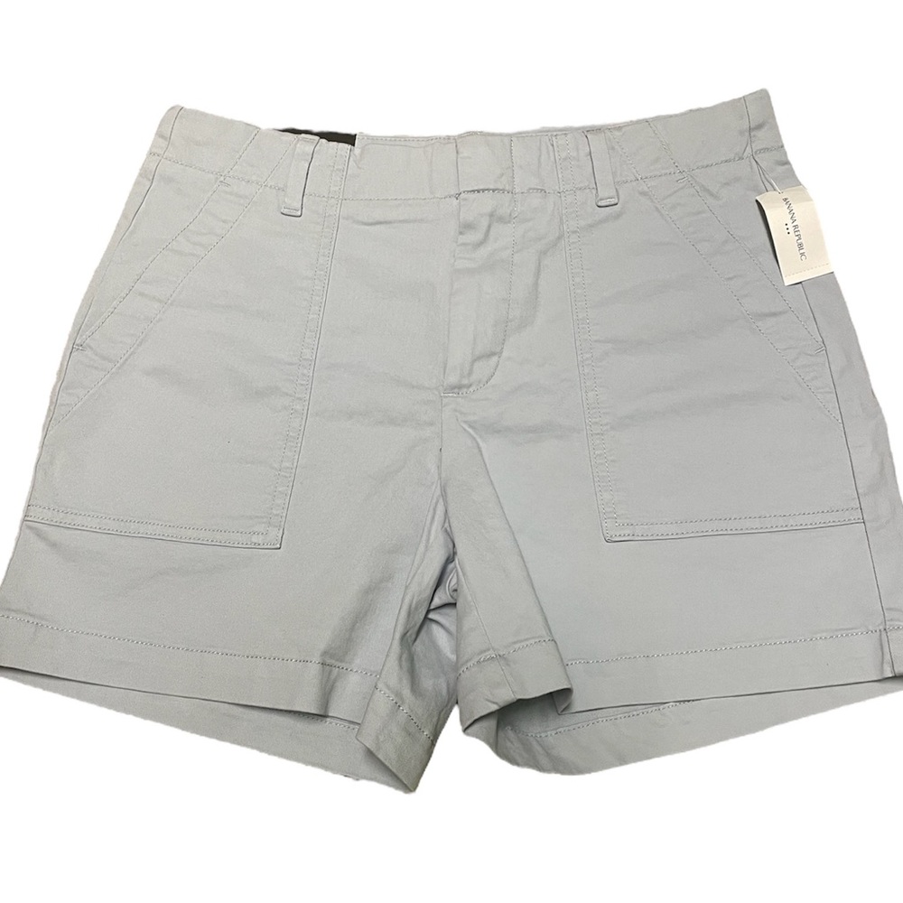 NWT Banana Republic Light Blue Authentic Chino Utility Mid Rise Shorts (size 2)